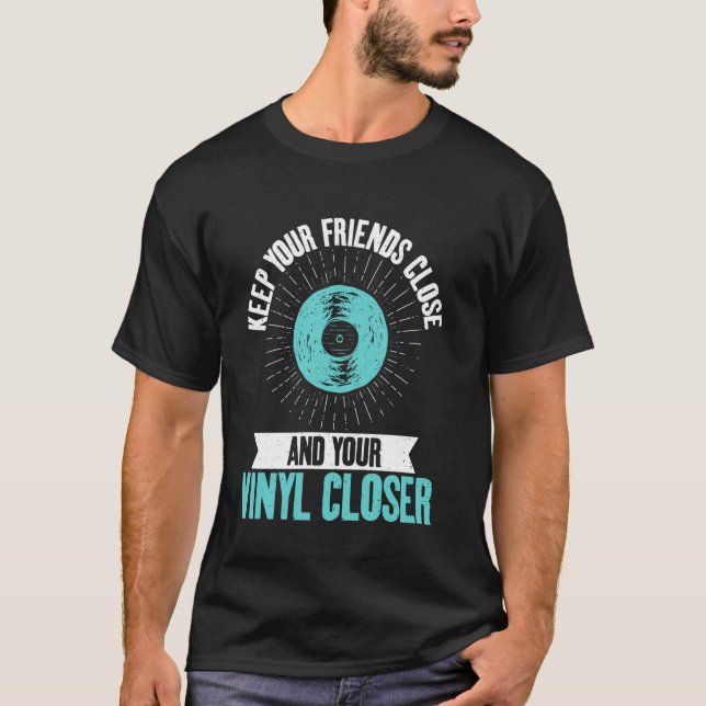 Behalt deine Freunde Nah und dein Vinyl Naher Viny T-Shirt (Vorderseite)
