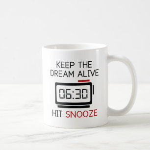 Behalt den Traum live. Schlag Snooze. Kaffeetasse