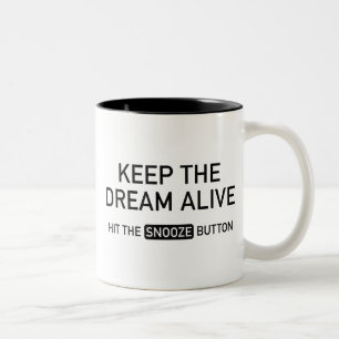 Behalt den Traum live. Schlagen Sie auf den Knopf Zweifarbige Tasse