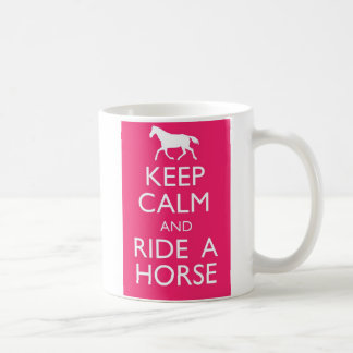 Behalt dich und fahre eine Tasse mit dem Pferdekaf