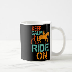 Behalt einer ruhigen Reittour auf dem Pferderücken Kaffeetasse