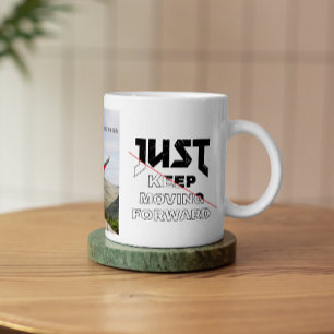 Behalt einfach vorwärts zu bewegen Schwarz & Weiß Tasse