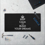 Behalt Ruhe und baue Deine Wunschschreibmatte Schreibtischunterlage<br><div class="desc">Behalt Ruhe und baue deine Traummatte. Individuelle Schreibtischmatte für Büro- oder Arbeitsbank. Personalisieren Sie mit Ihrem eigenen lustigen Behalt Ruhe und führen Sie weiter Zitat. Schwarz-Weiß oder benutzerdefinierte Farbe. Moderne Typografie-Vorlage.</div>
