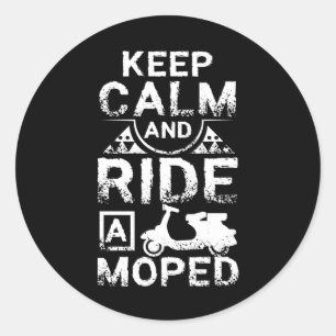 Behalt Ruhe und Reiten mit einem Moped Runder Aufkleber
