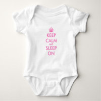 Behalt Ruhe und schlafen in der Babykleidung