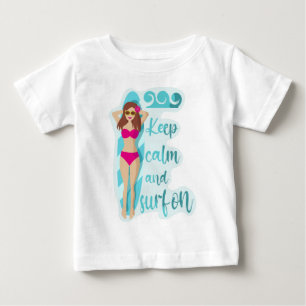 Behalt Ruhe und surfe auf brünettem Mädchen Baby T-shirt