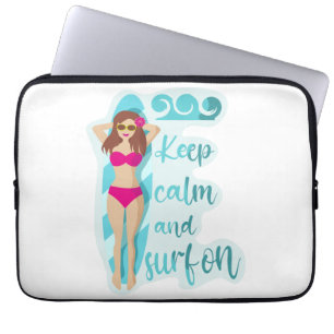 Behalt Ruhe und surfe auf der brünetten Girl Card Laptopschutzhülle