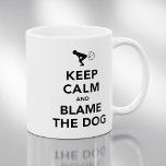 Behalt ruhig und verurteile den Hund. Kaffeetasse<br><div class="desc">Behalt Ruhe und gib dem Hund die Schuld. Der beste Freund des Menschen,  besonders wenn man gerade gefarbt hat - es ist immer eine gute Ausrede,  dem Hund die Schuld zu geben! Im Stil des berühmten Keep Calm und Carry On Poster. Retro Charme mit einer bösen Drehung!</div>