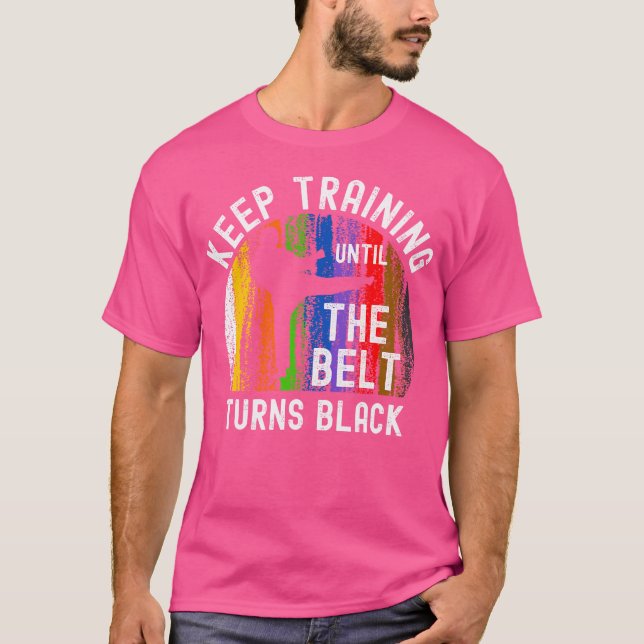 Behalt Training bis Belt Turns Black Karate Taekwo T-Shirt (Vorderseite)