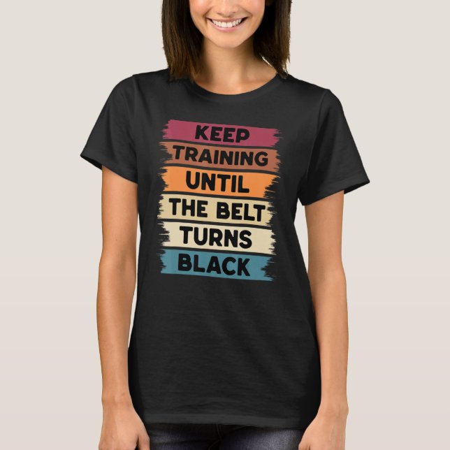Behalt Training bis der Gürtel sich schwarz Karate T-Shirt (Vorderseite)