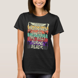 Behalt Training bis der Gürtel sich zum Schwarzen T-Shirt