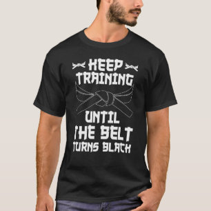 Behalt Training bis der Gürtel sich zum Schwarzen T-Shirt