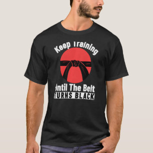 Behalt Training bis der Gürtel sich zum Schwarzen T-Shirt