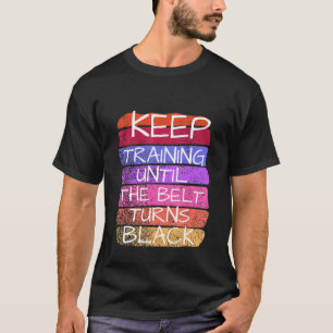 Behalt Training bis der Gürtel sich zum Schwarzen T-Shirt