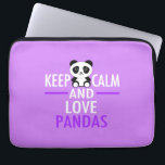 Behalt von Ruhe und Liebe Pandas Laptopschutzhülle<br><div class="desc">Behalt Ruhe und Liebe Pandas. Ein wunderschönes lila Panda-Geschenk,  wenn Sie bezaubernde Kleintiere im Zoo oder auf Safari Liebe nehmen.</div>