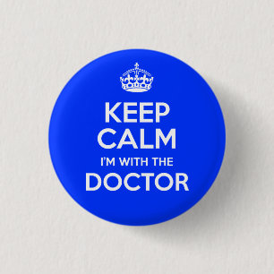 Behalten Sie Ruhe, die ich mit dem Doktor bin (mit Button