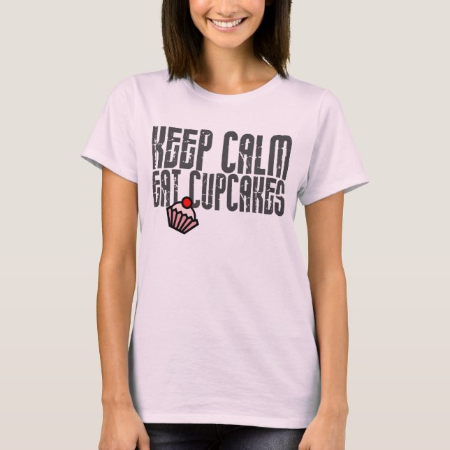 Behalten Sie Ruhe. Essen Sie kleine Kuchen T-Shirt (Vorderseite)