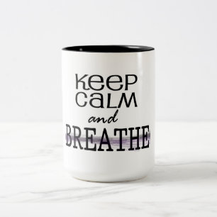 Behalten Sie Ruhe und atmen Sie Zweifarbige Tasse