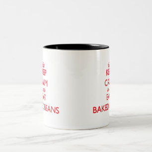Behalten Sie Ruhe und essen Sie gebackene Bohnen Zweifarbige Tasse