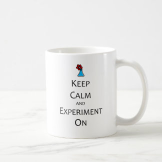 Behalten Sie Ruhe und Experiment an Kaffeetasse