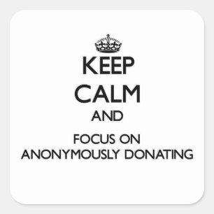 Behalten Sie Ruhe und Fokus auf anonym spenden Quadratischer Aufkleber