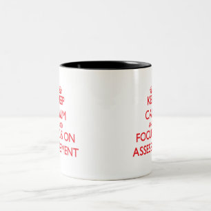 Behalten Sie Ruhe und Fokus auf EINSCHÄTZUNG Zweifarbige Tasse