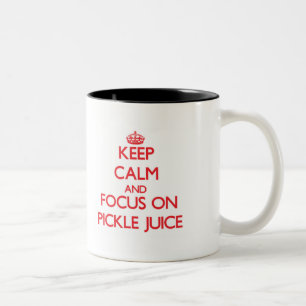 Behalten Sie Ruhe und Fokus auf Essiggurken-Saft Zweifarbige Tasse