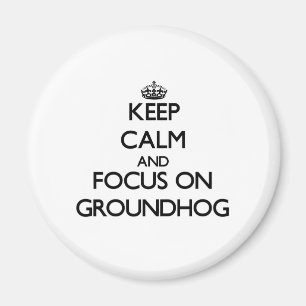 Behalten Sie Ruhe und Fokus auf Groundhog Magnet