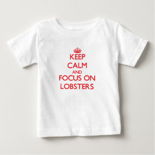 Behalten Sie Ruhe und Fokus auf Hummern Baby T-shirt