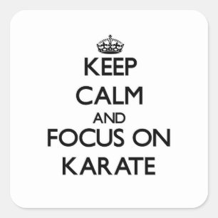 Behalten Sie Ruhe und Fokus auf Karate Quadratischer Aufkleber