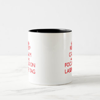 Behalten Sie Ruhe und Fokus auf Laser-Umbau Zweifarbige Tasse