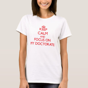 Behalten Sie Ruhe und Fokus auf meinem Doktorat T-Shirt
