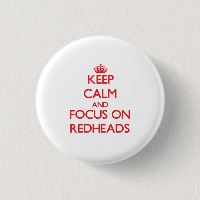 Behalten Sie Ruhe und Fokus auf Redheads Button (Vorderseite)