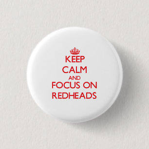Behalten Sie Ruhe und Fokus auf Redheads Button
