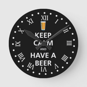 Behalten Sie Ruhe und haben Sie ein Bier Runde Wanduhr