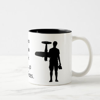 Behalten Sie Ruhe und heben Sie die Stücke auf Zweifarbige Tasse