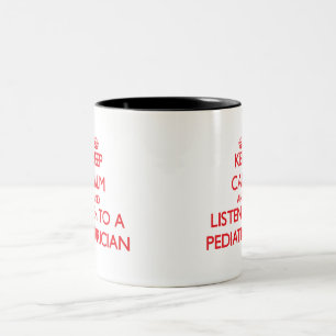 Behalten Sie Ruhe und hören Sie auf einen Zweifarbige Tasse