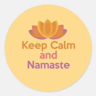 Behalten Sie Ruhe und Namaste - Yoga, entspannt Runder Aufkleber