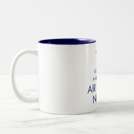 Behalten Sie Ruhe und rufen Sie eine Zweifarbige Tasse