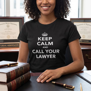 Behalten Sie Ruhe und rufen Sie Ihren Rechtsanwalt T-Shirt