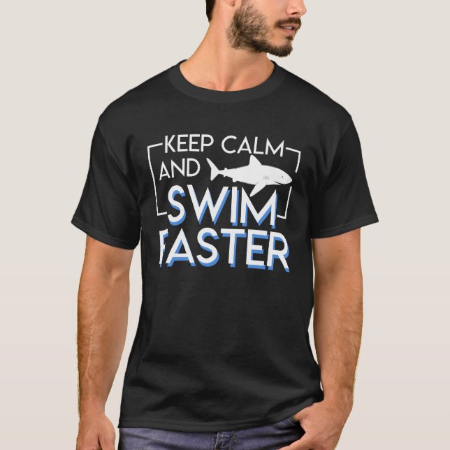 Behalten Sie Ruhe und schwimmen Sie schnelleren T-Shirt (Vorderseite)