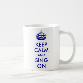 Behalten Sie Ruhe und singen Sie auf blauem Kaffeetasse