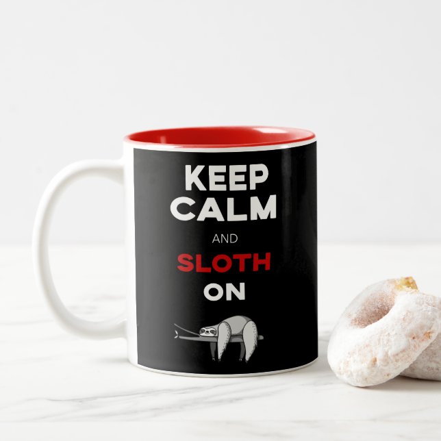 Behalten Sie Ruhe und Sloth an. Zweifarbige Tasse (Mit Donut)