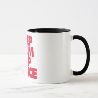Behalten Sie Ruhe und stechen Sie Tanz an Tasse