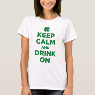 Behalten Sie Ruhe und trinken Sie auf Kleeblatt-T T-Shirt