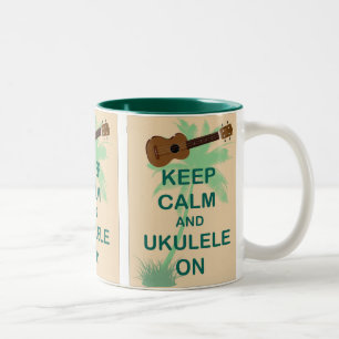 Behalten Sie Ruhe und Ukulele auf Zweifarbige Tasse