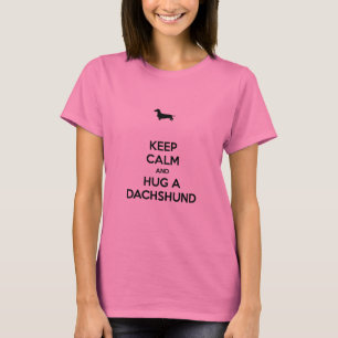 Behalten Sie Ruhe und umarmen Sie eine Dackel T-Shirt