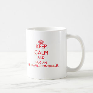Behalten Sie Ruhe und umarmen Sie einen Fluglotsen Kaffeetasse