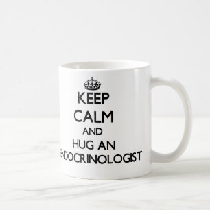 Behalten Sie Ruhe und umarmen Sie einen Kaffeetasse