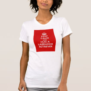 Behalten Sie Ruhe und umarmen Sie einen T-Shirt